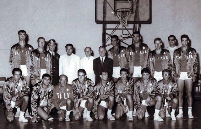 Nazionale Italiana militare: Rossi, Barlucchi, col. Pichiottini, ?,?,?,Albanese, Masini (Simmenthal), Ossola (All'Onestà), Costanzo all., Gatti (All'Onestà), Ongaro ( Simmenthal), Gennari, Crispi mass, Spinetti, Vatteroni (All'Onestà), Recelcati, Cosmelli, Bertini.